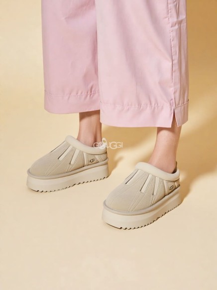 Ugg Classic Slipons Sand